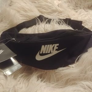 Nike fannypack with tags